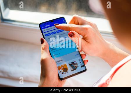 EBay, Smartphone auf dem Bildschirm. Nahaufnahme mobiler Anwendungen für Shopping und E-Commerce. Kiew, Ukraine - 26. November 2019 Stockfoto