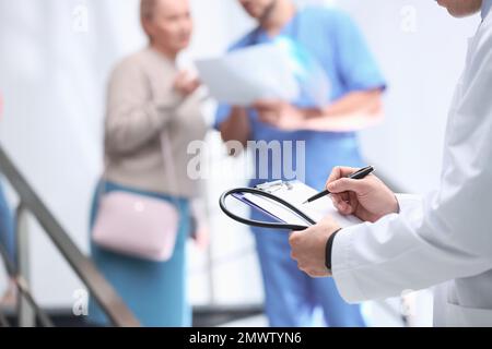 Arzt prüft Analyseergebnisse im Krankenhaus, Nahaufnahme Stockfoto