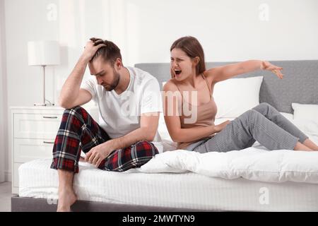 Unglückliches junges Paar, das sich zu Hause streitet. Beziehungsprobleme Stockfoto