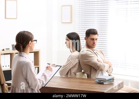 Berufspsychologe, der mit einem Paar im Büro arbeitet Stockfoto
