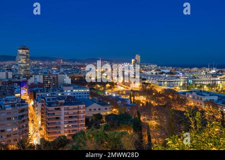 Blick auf Barcelona, Spanien in der Abenddämmerung Stockfoto