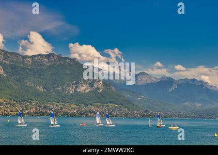 Fährdienst auf dem Lake Annecy mit La Tournette im Hintergrund, Frankreich Stockfoto