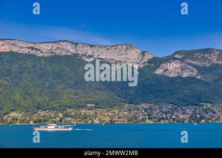 Fährdienst auf dem Lake Annecy mit La Tournette im Hintergrund, Frankreich Stockfoto