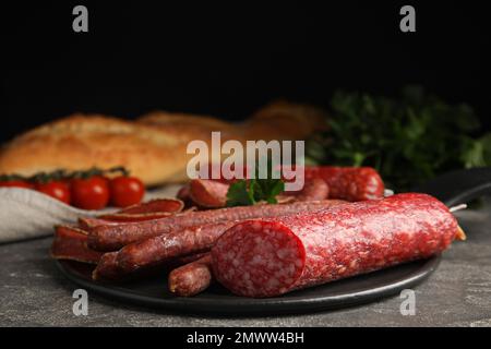 Verschiedene leckere Würstchen auf grauem Tisch, Nahaufnahme Stockfoto