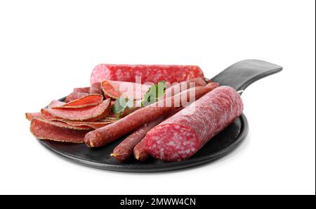 Schieferteller mit verschiedenen leckeren Würsten, isoliert auf weiß Stockfoto