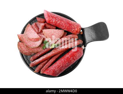 Schieferteller mit verschiedenen leckeren Würstchen isoliert auf weiß, Draufsicht Stockfoto