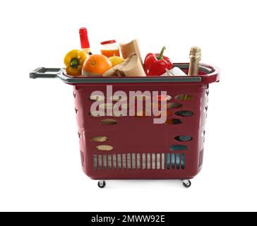 Warenkorb mit verschiedenen Produkten, isoliert auf Weiß Stockfoto
