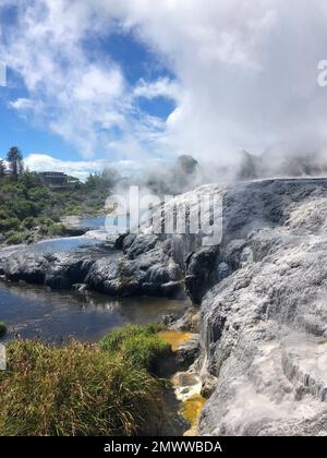 Titel Rotorua geothermische heiße Quellen Geysire ausbrechen und Thermalschlammbecken, Nordinsel, Neuseeland Stockfoto