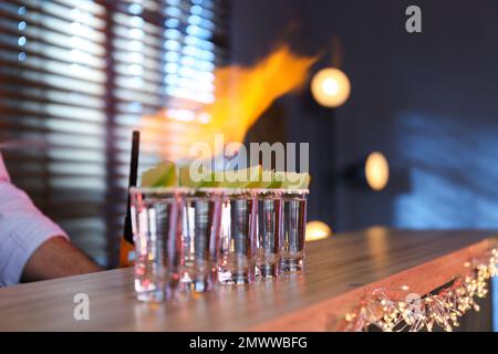 Mexikanische Tequila-Shots mit Limettenscheiben an der Bar Stockfoto