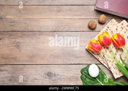 Flache Verlegung mit symbolischen Pesach-Gegenständen auf dem Holztisch, Platz für Text Stockfoto