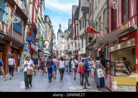 ROUEN, FRANKREICH - 31. AUGUST 2019: Dies ist die Fußgängerzone Gros Horloge Street im Zentrum der Altstadt, voll mit unbekannten Touristenmassen Stockfoto