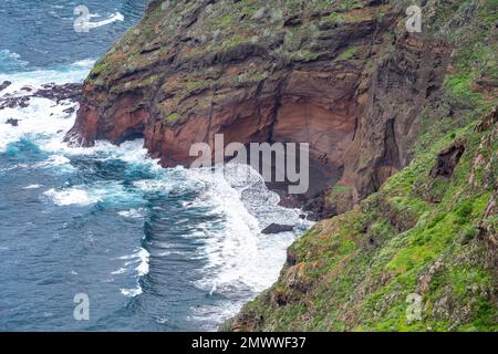 Kleine Bucht mit schwarzem Sand bei Punta del Frontón, Punta del Hidalgo, Teneriffa, Kanarische Inseln, Spanien | kleine schwarze Sandbucht an der Punta d Stockfoto