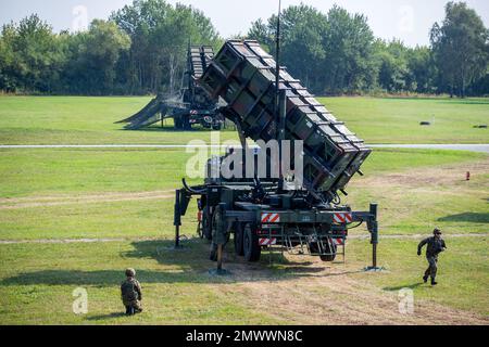 Cammin, Deutschland. 27. Aug. 2019. Soldaten der Air Defense Missile Group 21 der deutschen Luftwaffe errichten eine Luftverteidigungsposition. Zu diesem Zweck werden mehrere mobile Abschussstationen eingerichtet, die bis zu vier Patriot-Raketen transportieren können. Ukrainische Soldaten sind in Deutschland angekommen, um das Flugkörperabwehrsystem Patriot zu trainieren. Die Gruppe sei bereits am Dienstag gelandet und solle am Donnerstag mit der Ausbildung beginnen, so die Deutsche Presse-Agentur von Sicherheitskräften in Berlin. Insgesamt besteht die Gruppe aus etwa 70 Ukrainern. Kredit:/dpa/Alamy Live News Stockfoto