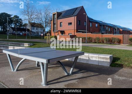 Neubau in Bordon, Hampshire, Großbritannien, mit Tischtennisplatte. Quebec Park, nachhaltige Häuser und Büros mit energiesparenden Umweltmerkmalen Stockfoto