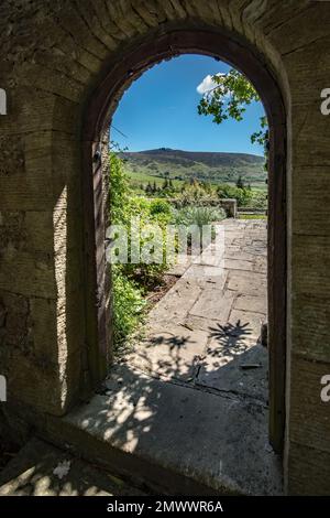 Torbogen in der Parcevall Hall. Die Halle und ihre Gärten befinden sich in Skyreholme in der Nähe von Appletreewick Village, Wharfedale, North Yorkshire Stockfoto