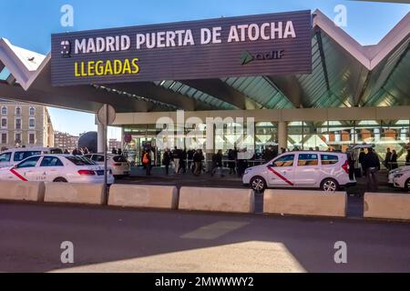 Vor dem Ankunftsausgang am Bahnhof Atocha, Madrid, Spanien, wartet eine Reihe weißer Taxis in Madrid auf Passagiere. Stockfoto
