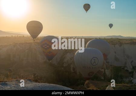 Kappadokien, Türkei-September 20 2022: Nahaufnahme von Ballons über Felsen in Kappadokien bei Sonnenaufgang in den weichen Sonnenstrahlen Stockfoto