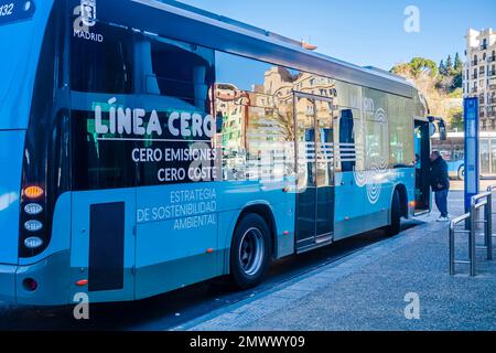 Blick auf den EMT Blue Bus, der am Busbahnhof Atocha, Madrid, Spanien, wartet Stockfoto