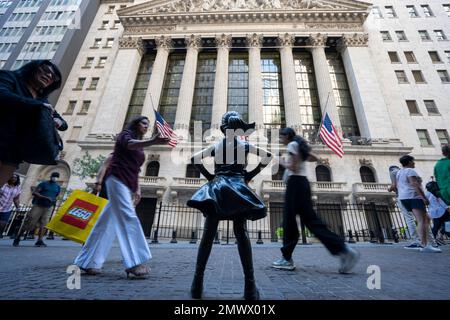 Fearless Girl Statue gegenüber dem New Yorker Börsengebäude im Finanzviertel von Manhattan, New York City, gesehen am Donnerstag, 7. Juli 2022. Stockfoto
