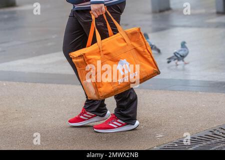 ISS einfach Orangensaft in Southport. UK High Streets Food Sales, Delivery & Collection in Chapel Street, Southport Stockfoto