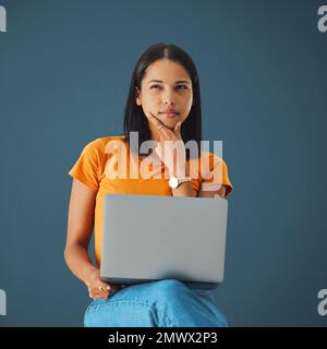 Denken, Laptop und Frau im Studio mit Emoji, Geste und Bedenkzeit vor grauem Hintergrund. Idee, Mädchen und Kontemplation, während online für Stockfoto