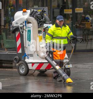 Glutton Electric Straßenkehrmaschine, 100 % elektrischer Straßensauger, umweltfreundliche und ergonomische Geräte, die in Southport, Großbritannien, verwendet werden Stockfoto