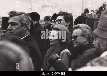 Zagorsk, UdSSR - 29. März 1987: Britische Premierministerin Margaret Thatcher mit sowjetischen Völkern während eines Besuchs in St. Sergius-Kloster in Zagorsk (jetzt Sergiev Posad), in der Nähe von Moskau Stockfoto