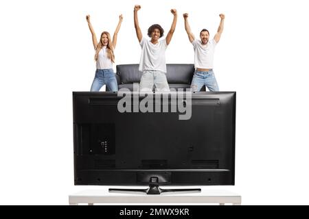 Eine Gruppe junger Leute, die isoliert auf weißem Hintergrund fernsehen und jubeln Stockfoto