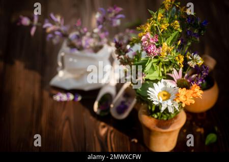 Öko-Beutel aus Leinen mit Salbei-Blüten. Sammlung von Heilkräutern im Sommer während der Blütezeit. Holzlöffel zum Ausgießen von getrockneten Blumen. Phytotherap Stockfoto