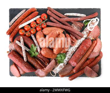 Schieferteller mit verschiedenen leckeren Würstchen isoliert auf weiß, Draufsicht Stockfoto