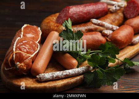 Verschiedene leckere Würstchen auf Holztisch, Nahaufnahme Stockfoto