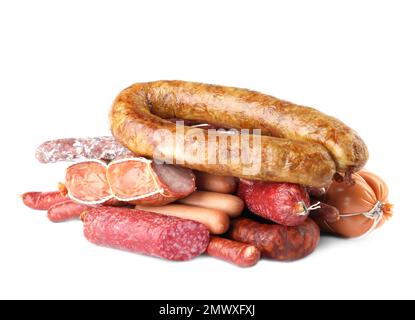 Verschiedene leckere Würstchen auf weißem Hintergrund. Fleischerzeugnis Stockfoto