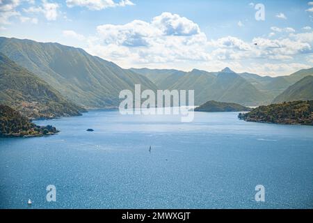 Comer See, Italien. Panoramablick aus der Vogelperspektive mit sonnigem blauen Himmel im Sommer Stockfoto