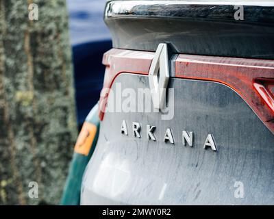 Straßburg, Frankreich - 31. Januar 2023: Chrom-Logo der Marke Renault Arkana SUV auf einem blauen Auto, das im Hintergrund der Unschärfe-Effekte der Stadt geparkt ist Stockfoto