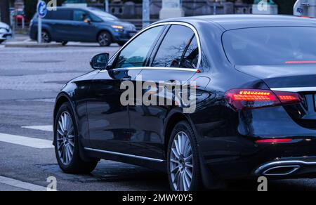 Straßburg, Frankreich - 31. Januar 2023: Neue luxuriöse Mercedes-Benz-Limousine an der roten Ampel - wartet auf Grün Stockfoto