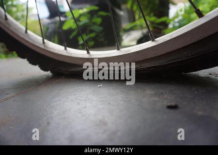 Am Morgen hatte ich einen Platten Fahrradreifen vor dem Haus Stockfoto