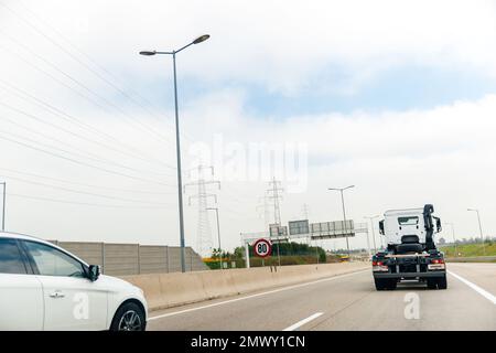 Österreich, 30. September 2014: Österreichische Autobahn mit Auto und Peiltracker Mercedes-benz Actros an einem sonnigen Herbsttag Stockfoto