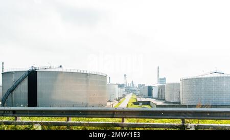 Wien, Österreich - 30. Sept. 2014: Perspektiven über mehrere große Lagertanks für Benzin, Öl und Gas in der Osterreichischen Ölraffinerie Schwechat Stockfoto