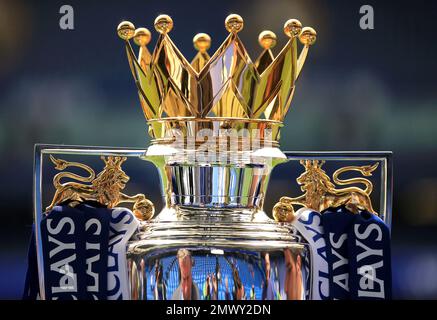 Dateifoto von 24-05-2015 der Premier League Trophäe. Einer neuen unabhängigen Regulierungsbehörde wird die Befugnis übertragen, einzuspringen und die finanziellen Probleme des Fußballs nach einem Bericht zu lösen. Ausgabedatum: Donnerstag, 2. Februar 2023. Stockfoto