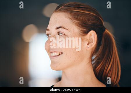 Gesicht, Sommersprossen und Denken mit einer rothaarigen Frau im Haus, die glücklich oder positiv über die Zukunft ist. Idee, Ingwer und sorglos mit einem attraktiven Jungen Stockfoto