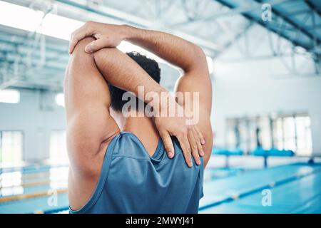 Rückansicht, Mann und Stretching am Swimmingpool für Training, Cardio und Training, innen und flexibel. Hand, Rücken und Schwimmer dehnen sich vor dem Workout Stockfoto