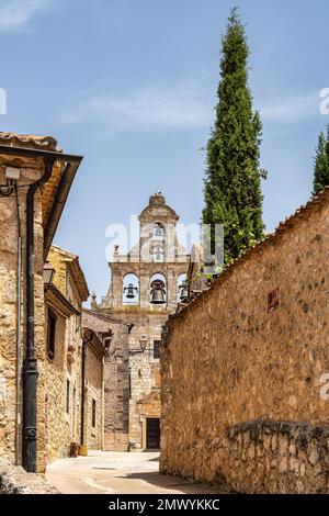 Mittelalterliches Dorf mit Steinhäusern, Kopfsteinpflasterstraßen, alten Türen und Fenstern, Bögen und Mauern. Maderuelo in der Provinz Segovia Kastilien Leon Spanien Stockfoto