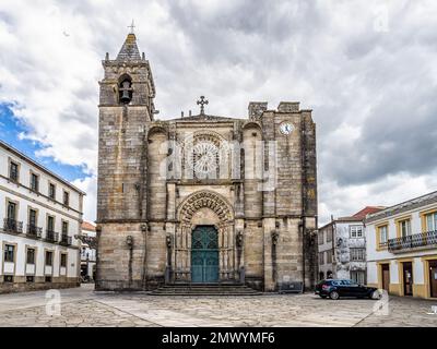 Die Kirche San Martino de Noia ist eines der repräsentativsten religiösen und historischen Denkmäler der Stadt Noia in Galicien, Spanien Stockfoto