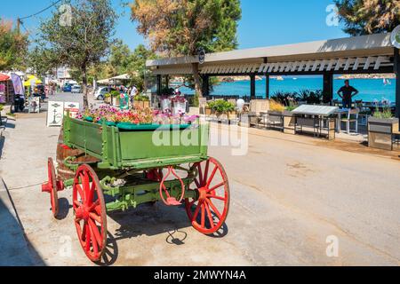 Blick auf die Hauptstraße des malerischen Küstendorfes Almyrida. Kreta, Griechenland Stockfoto