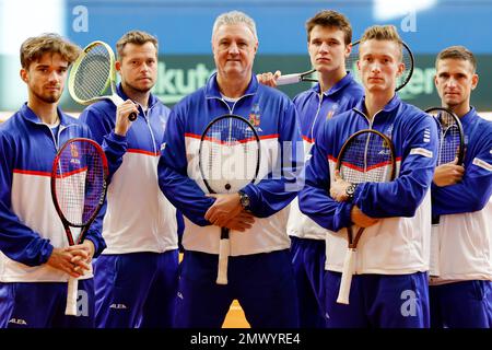 Von den linken Tennisspielern Tomas Machac, Adam Pavlasek, nicht spielender Kapitän - Jaroslav Navratil, Jakub Mensik, Jiri Lehecka, Vit Kopriva vom tschechischen Team p Stockfoto