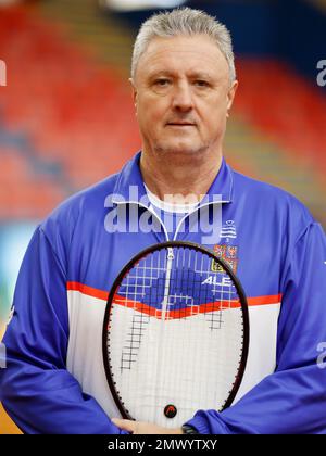 Der nicht spielende Kapitän Jaroslav Navratil von der tschechischen Mannschaft posiert für den Fotografen vor der Qualifikation für das Davis Cup-Tennisturnier gegen Portugal in Stockfoto