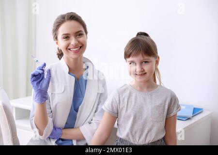 Kleines Mädchen mit Windpockenschutzimpfung in der Klinik. Varizellenvirusprophylaxe Stockfoto