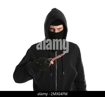 Mann mit Maske und blutigem Messer auf weißem Hintergrund. Gefährlicher Krimineller Stockfoto