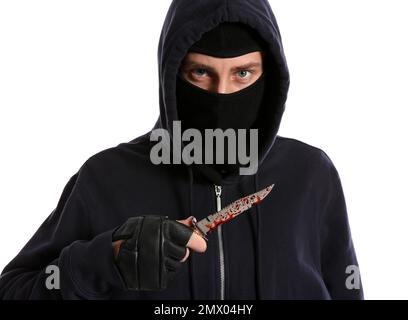 Mann mit Maske und blutigem Messer auf weißem Hintergrund. Gefährlicher Krimineller Stockfoto