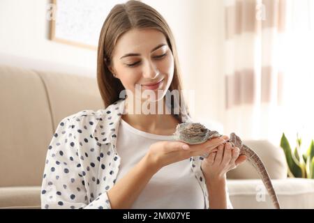 Eine Frau mit bärtiger Eidechse zu Hause. Exotisches Haustier Stockfoto